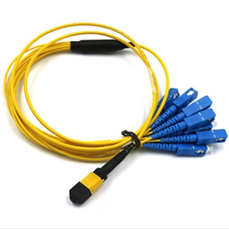 12中心MPOのブレイクアウト ケーブル、FTTH FTTAのためのMTP SCパッチ ケーブル