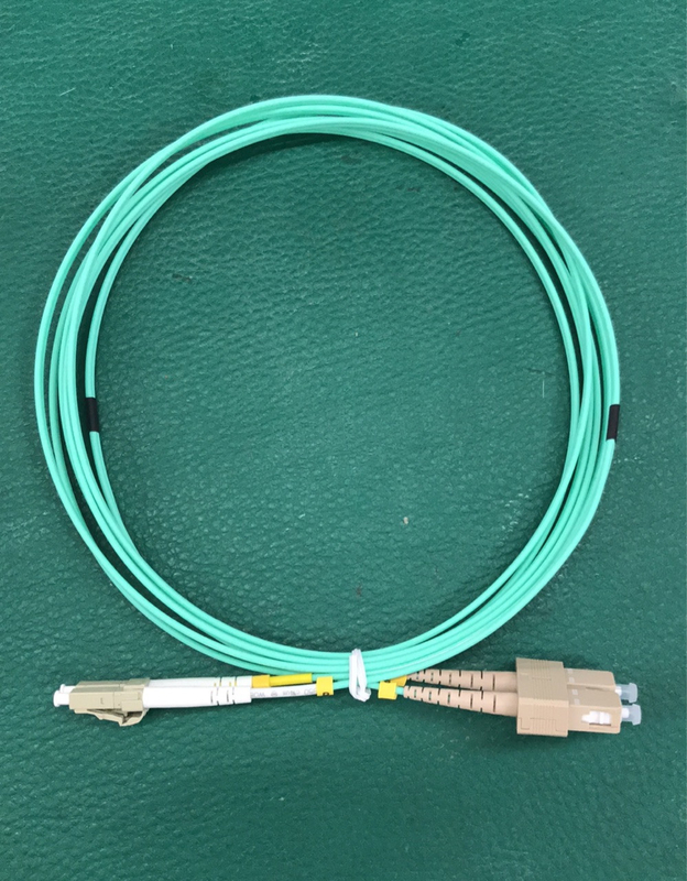 多重モードの水繊維パッチ ケーブルLC LCの複式アパートのOM3-300 2.0mmの直径をパッチ・コード
